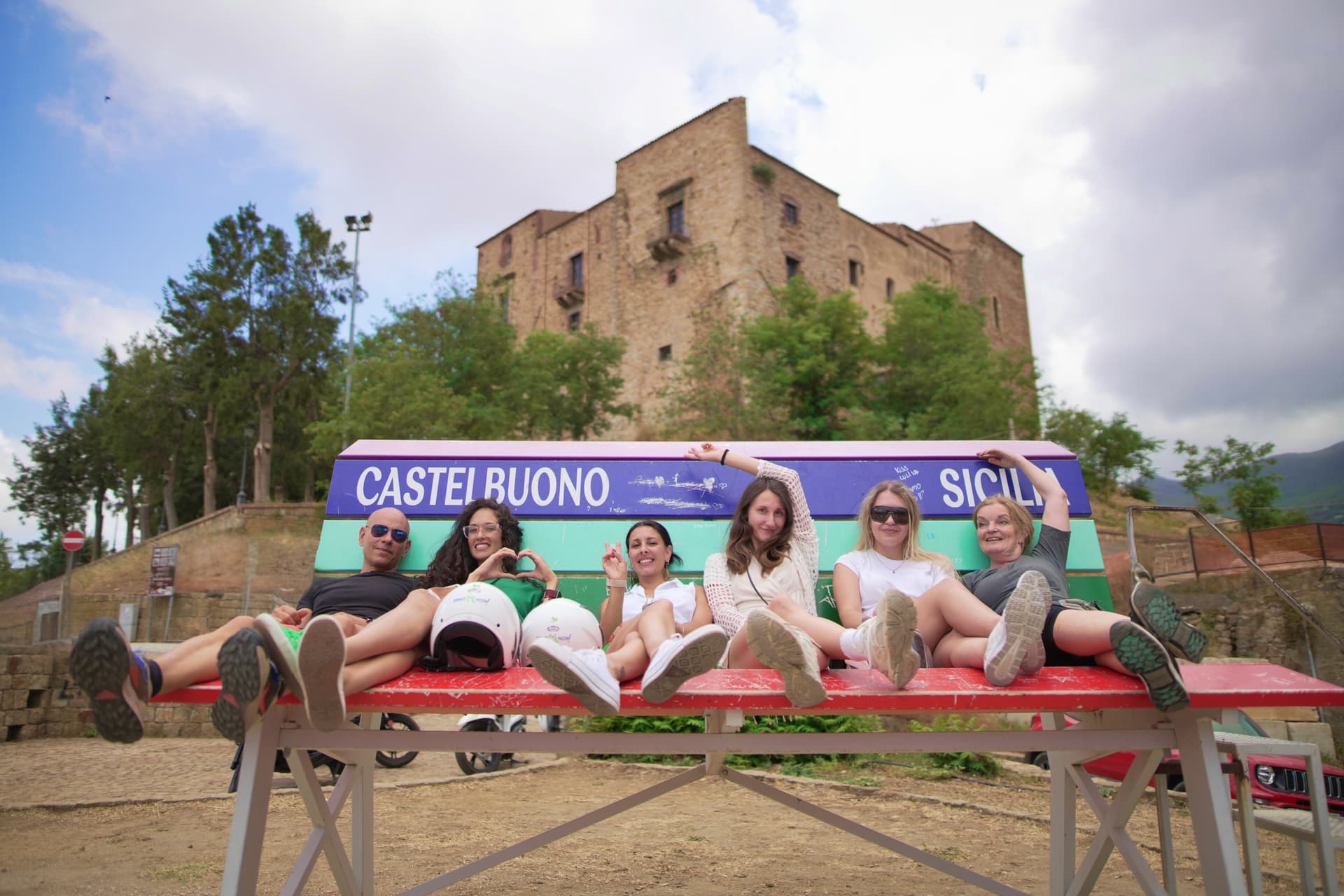Гигантская скамья Castelbuono с видом на средневековый городок