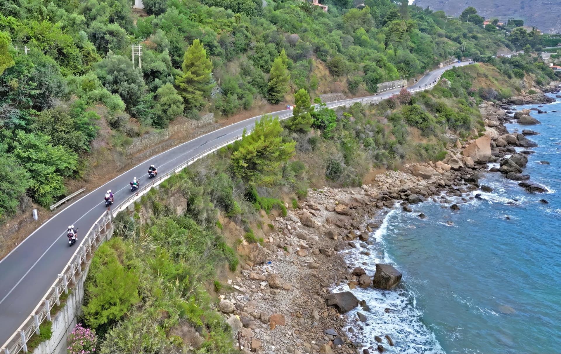 Прибытие в Castelbuono на скутерах Rent Me Now