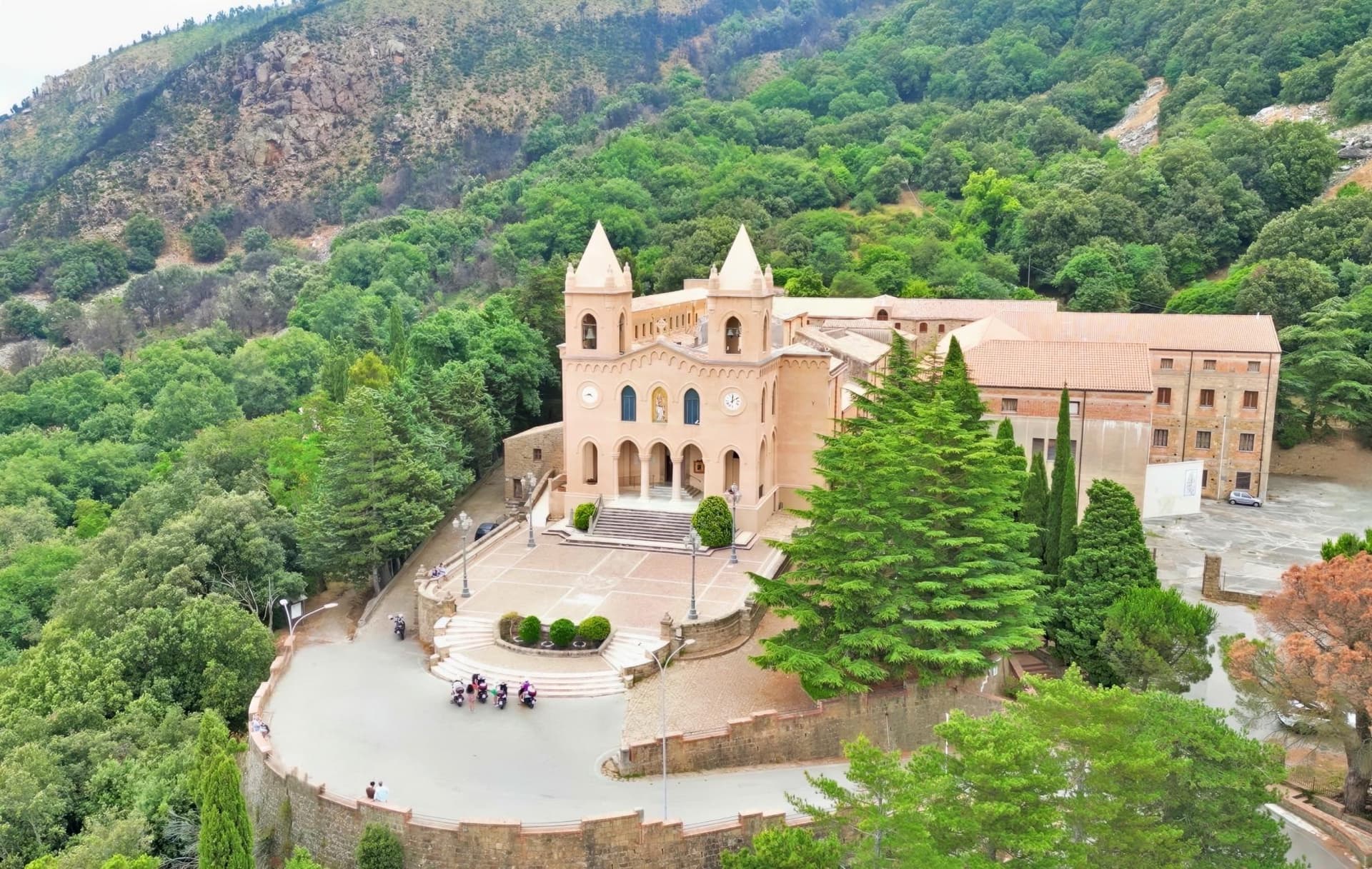 Панорамная остановка во время тура на скутере в Castelbuono
