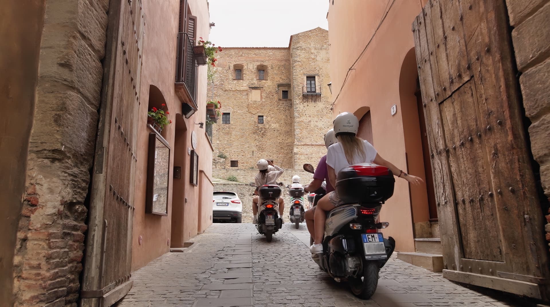 Скутер на остановке вдоль дороги в Castelbuono